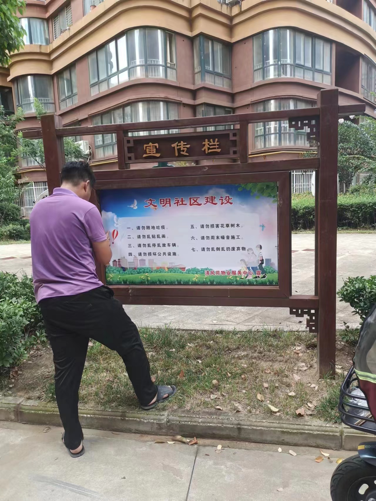 铁艺宣传栏制作